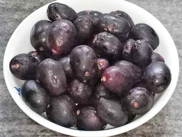Bowl of jamuns (Indian blackberries)