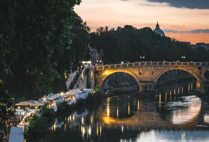 As beautiful as it is alla luce del giorno, Rome is perhaps even more stunning by night.