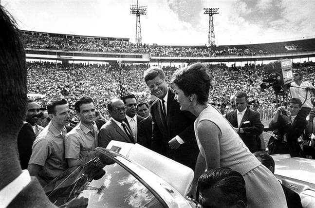 President and Mrs. Kennedy with leaders of the Cuban invasion Brigade in 1962 - Author Cecil Stoughton, Public Domain