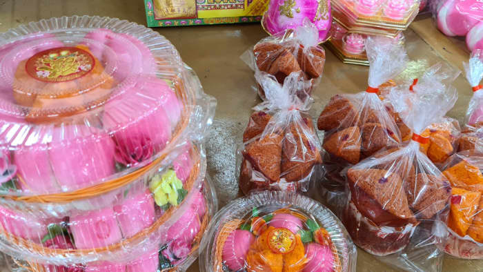 Chinese cakes and “longevity buns,” Such food items are commonly seen at community altars during the “Hungry Ghost Festival.”