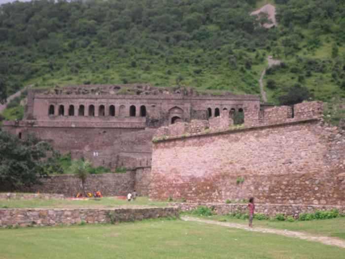 Locals believe that whoever has entered the fort in the dark has never been found again and this fear was the very reason that the entire fort city was abandoned .