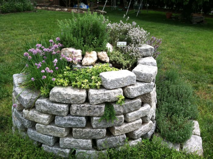 There are many reasons to build an herb spiral, especially if you love to cook. Luckily it's quite easy to do!