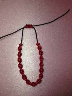 Adjust the distance between the half-knots and the square knots on both sides so that they are equal (without changing the size)