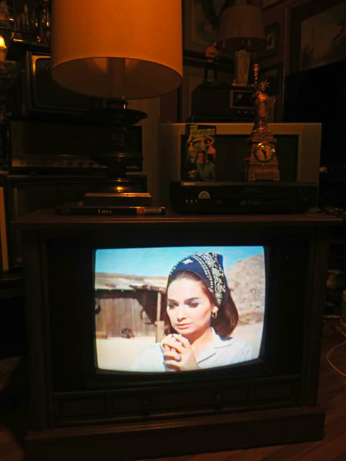 Suzanne Pleshette playing on the Crosley Color Television 25E510-00AA, The Invaders, The Mutation, Episode Three, VHS tape. .Manufactured August 1994, Date Code 3314W291B. Crosley TV Chassis Model number 25E510-00AA.