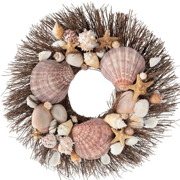 There are many forms you can use as a base for your seashell wreath. The grass form is a popular choice