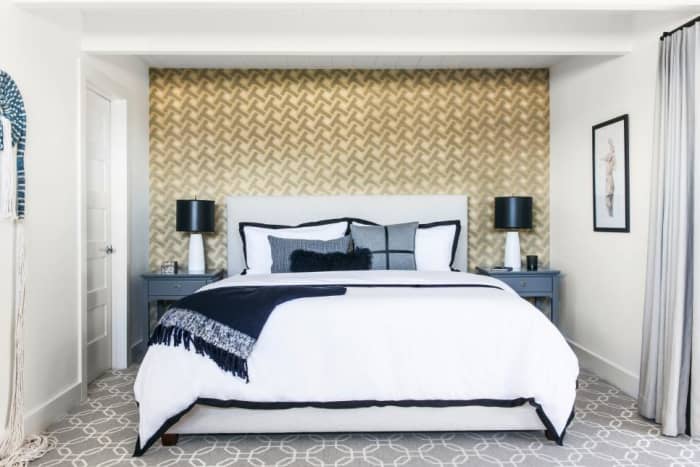 The remaining accents are a combination of crisp white, timeless navy and heathered gray for a streamlined design.