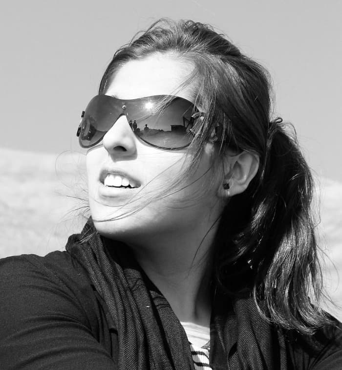 Wearing sunglasses under direct sunlight: Large lenses offer good protection, but broad temple arms are also needed against "stray light" from the sides