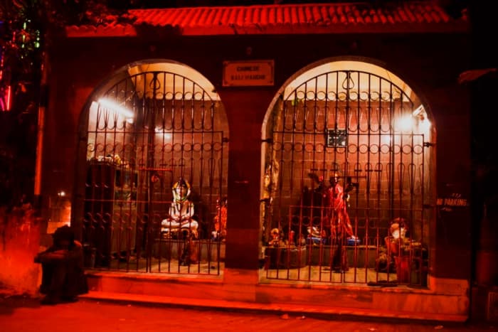 . Located in Kolkata’s Tangra area, the Chinese Kali temple is the only temple of its kind where Chinese delicacies are offered to appease Goddess Kali, the deity of the temple.