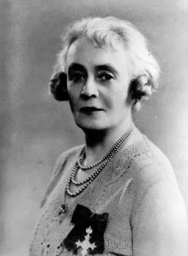 La activista social australiana Bessie Rischbieth (1874-1967) llevaba su O. B. E. hacia 1930.