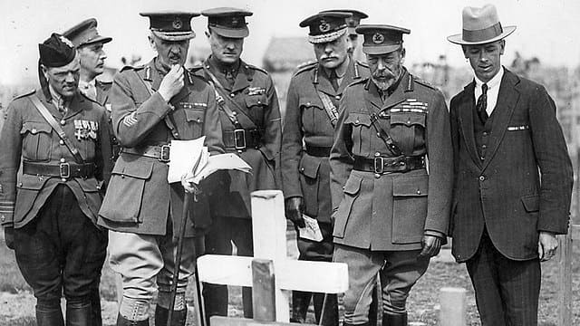 George al V-lea în timpul Primului Război Mondial. Și-a dat seama că erau necesare premii civile.