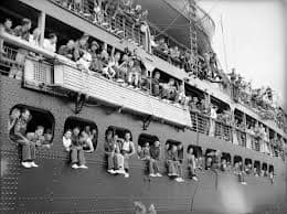 A ship full of migrating people ready to say goodbye to their loved ones and their country of origin. This is how it was in those times when I left Italy, people had to move from one country to another overseas by ship.