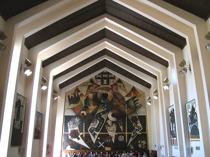Great Hall, University House, Australian National University. Image courtesy Peter Ellis & Wikimedia Commons.