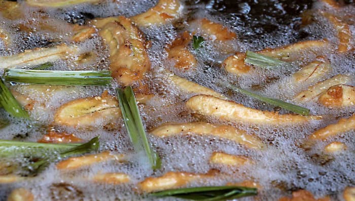 Gloo-ay tort is a dish of deep fried bananas. Green pandanus leaves add flavour and aroma to the recipe. This was photographed in Chinatown, Bangkok