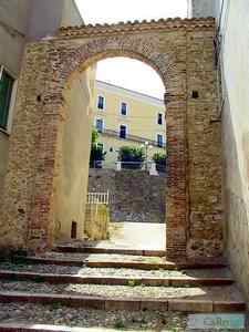 This is the photo of one of the opening for the doors of the town that in the old days had massive doors, in the background we can see part the castle of Genzano