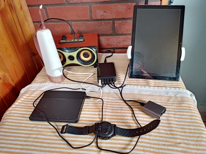 The Ravpower RP-PC028 is in the process of charging six different devices simultaniously