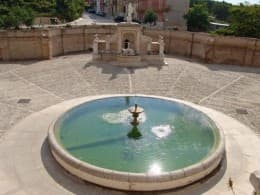 This is how we see the Cavallina fountain from above when we are going to visit it from the town, there are more photos of this trough and the fountain in the background.