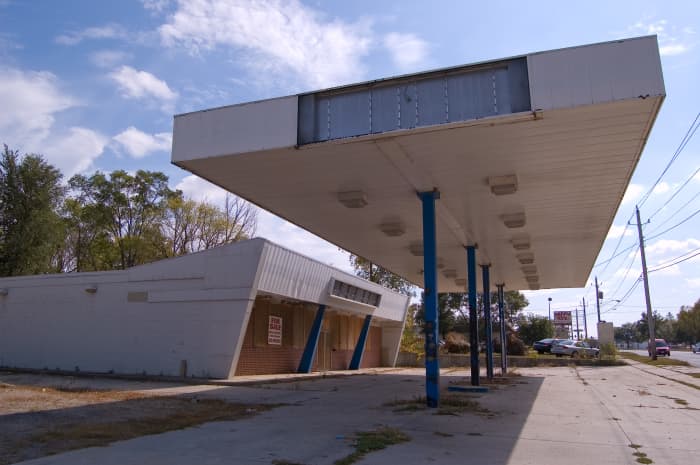 Vacant Gas Station and Convenience Store. Wonder How Long It Took To Be Put Up...Wonder How Long It Will Now Sit In This Place...VACANT!