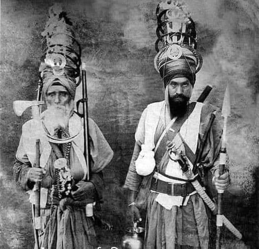 This fight is taught in all the schools of Europe but in our country no one knows it... On one side 12 thousand Afghani robbers... and on the other side 21 Sikhs...
