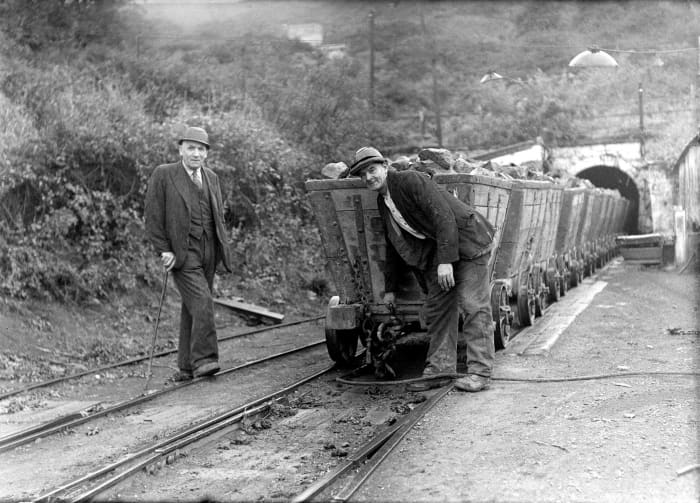Un-hitching the last tubs. Last day at Trustee, possibly last wagon loads for the incline to Low Drum. Considering it's the end of the road for their jobs, these lads seem chipper enough. Retirement for them as well, maybe?