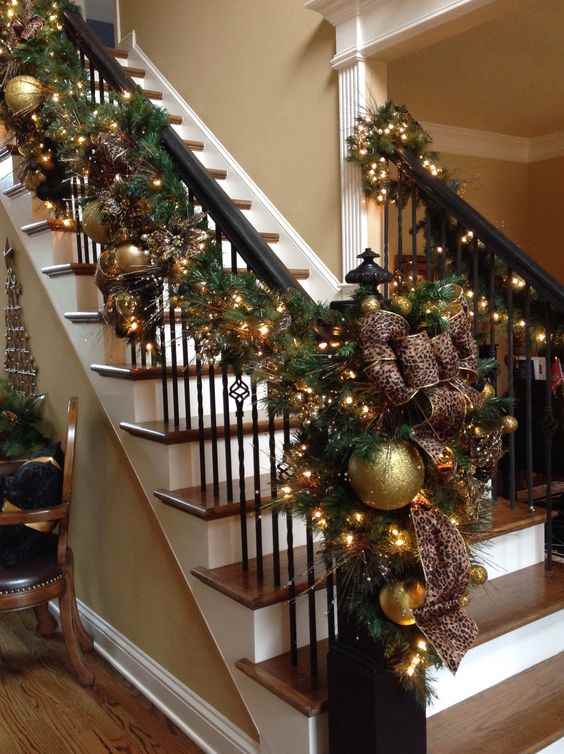 50+ Enchanting Christmas Stairway Decor Ideas Holidappy