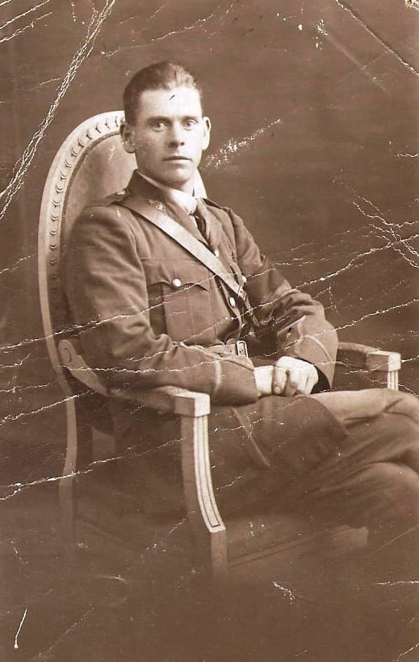 Impersonating an officer in a stolen uniform, Percy Topliss had the gall to have himself photographed by a newspaper.