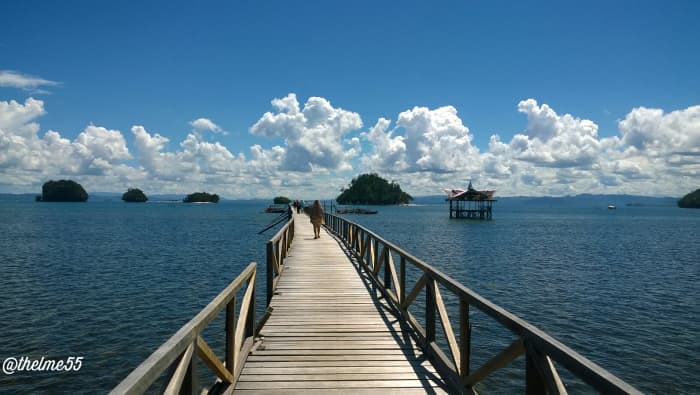 The bridge to the boat for island hopping. The front view are the islets of Britania.