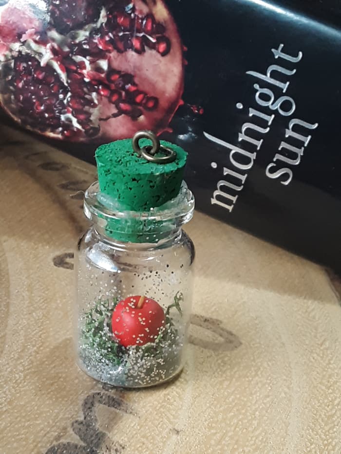 The red apple is a reminder of the immortal love in the Twilight saga, a symbol of triumph over temptation.