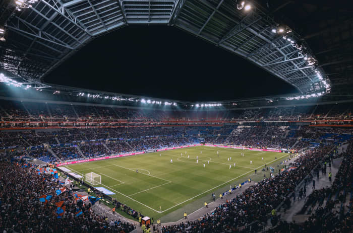 A soccer fan who sings a racist choir at the stadium would hardly repeat his gesture if taken individually.