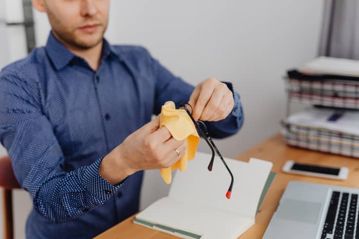 how-to-get-superglue-off-glass-with-and-without-acetone-dengarden