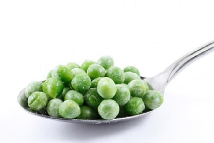 Frozen peas can be prepared and fed to goldfish. Peas help the digestion of goldfish remain healthy.