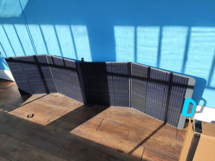 In an earlier test I folded the panels slightly to allow them to stand without support. As two panels did not directly face the sun, power input was low. In my official test, I leaned the panels against the wall, facing the sun