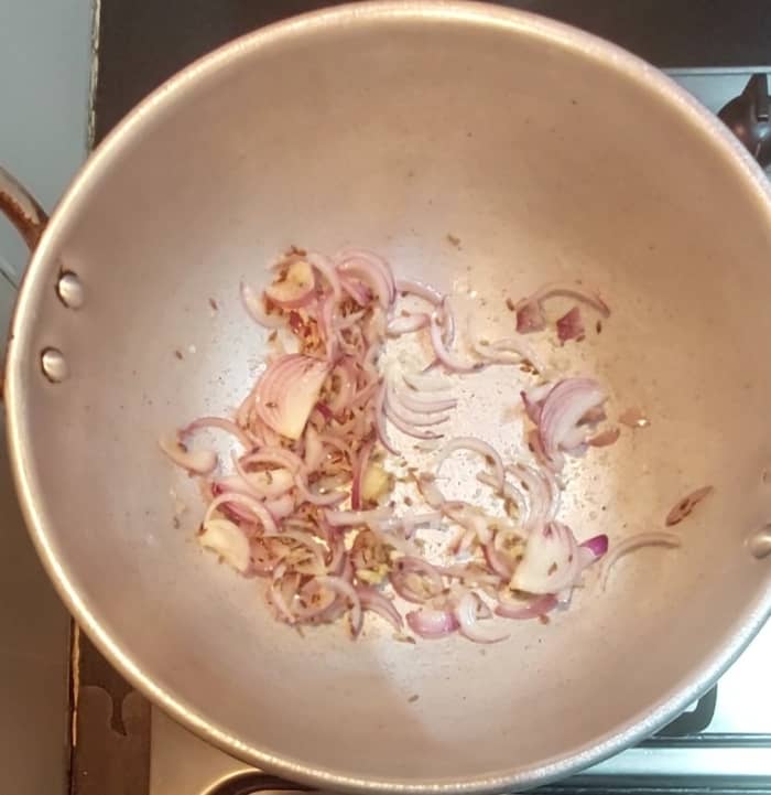 In a pan heat 1 tablespoon ghee and 1 tablespoon oil, splutter 1/2 teaspoon cumin seeds, add 1 teaspoon ginger garlic paste, add 1 sliced onion, saute till translucent.
