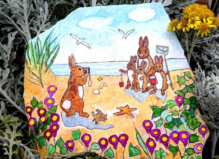 Hi and welcome to my rock painting blog! Thank you for joining me for this rock painting tutorial, it is my hope that you will find it fun and informative. Follow the directions and you can create a rock just like the one pictured above.