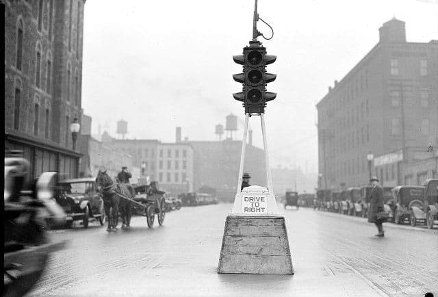 The History Of Traffic Lights - Owlcation