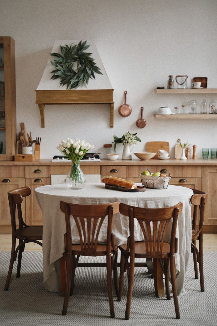 Keep things round in the kitchen. Use some yang elements like red, lights, and electronics. Add elements of clay, metal, and wood. White gives off winter vibes.