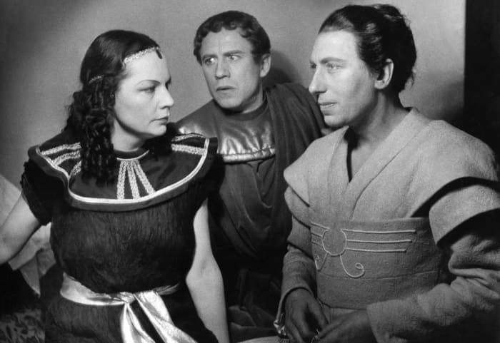 Schreiner, Liselotte - Actress, with Werner Hinz (c.) and Willy Brigel (r.) in the play 'Gyges und sein Ring' by Hebbel in the Berlin theater at the Horst- Wessel-Platz - Photographer: Charlotte Willott