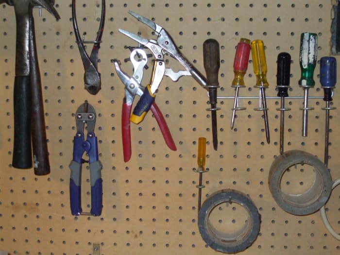Tools organized on a pegboard are easy to find and easy to put back. An American way to say this might be "a place for everything and everything in its place."