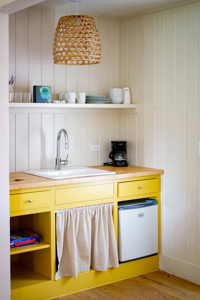 Gemini's power color is yellow. If you can find ways to incorporate yellow into your kitchen, it will make the space appear more happy and friendly. I love the yellow counter/cabinets in this picture.