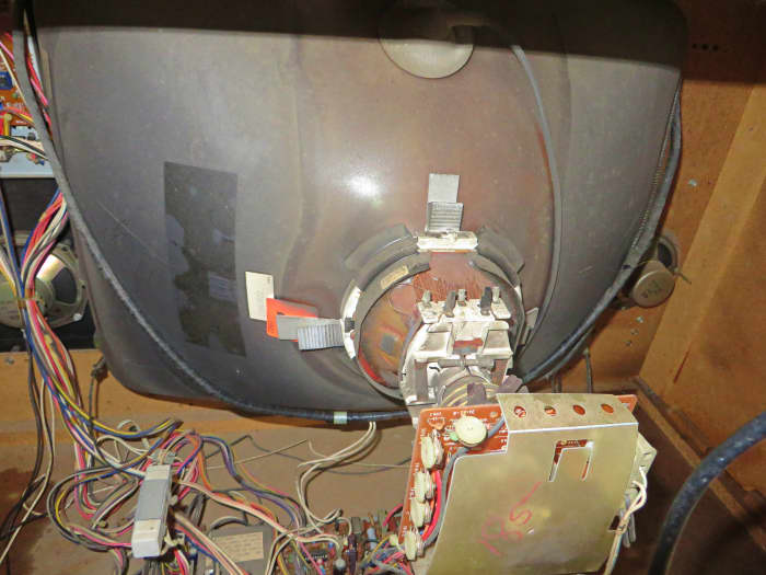 The RCA Picture Tube 25VGTP22,1975-1983, this is where the magic starts by giving life to the Curtis Mathes model color console H2508ME, Chassis C85-1.