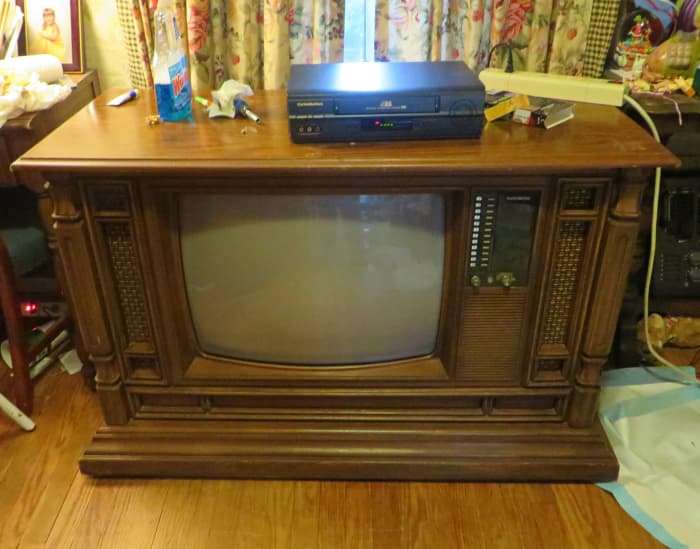 This model is a wonderful example of the workmanship that went into the finished Curtis Mathes Consoles. The Curtis Color Console Model H2508ME was a work of art.