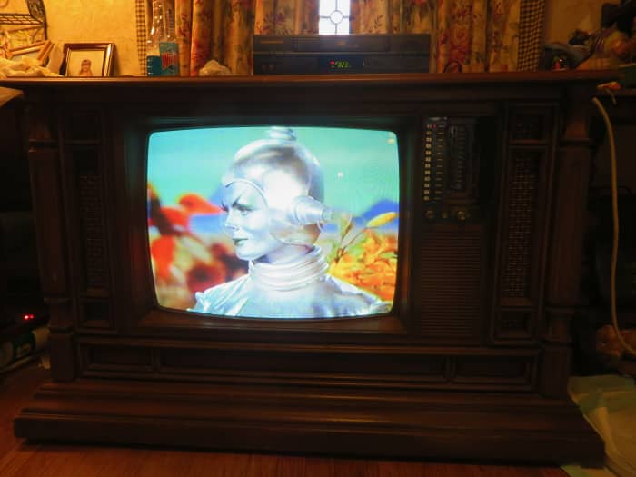 Dee Hartford as Verda the Famous Android is Lovely on the Curtis Mathes Color Console Model H2508ME. The RCA picture tube 25VGTP22 produces a beautiful picture.