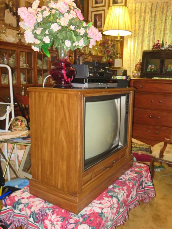 Built to Last, the 1987 Curtis Mathes Color Console Television Model B2610RC, with the Hitachi A66ABU30X Picture tube.