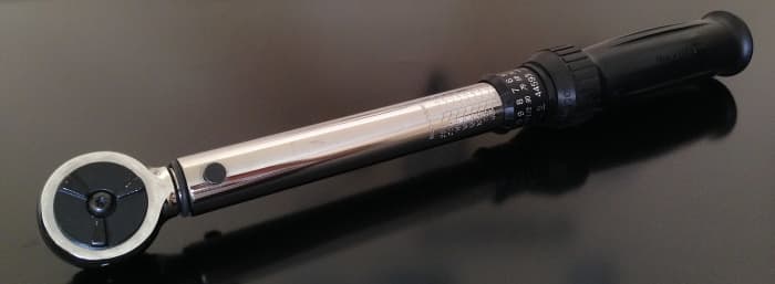 Use a torque wrench to tighten the manifold bolts.