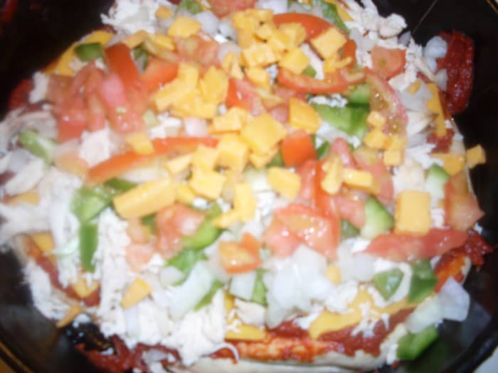 Recipe : Ultimate homemade pizza with lots of toppings including cheese, tomato, onion and green pepper