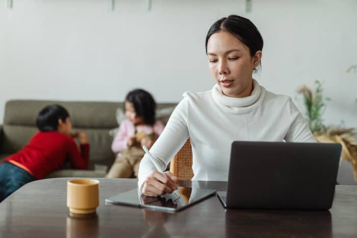 Making time for personal relationships will always be a delicate balancing act. Many struggle to draw clearer lines between work and family. To make more time for your family,remote work provides options for achieving a healthier work-life balance.