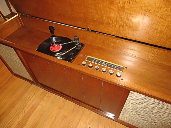 I just cannot get over how well the cabinet has held up under the Extremes Temperatures the Stereo has been in. Tennessee has such hot summers that are dank and moist, and very cold winters that are Icy and also wet.