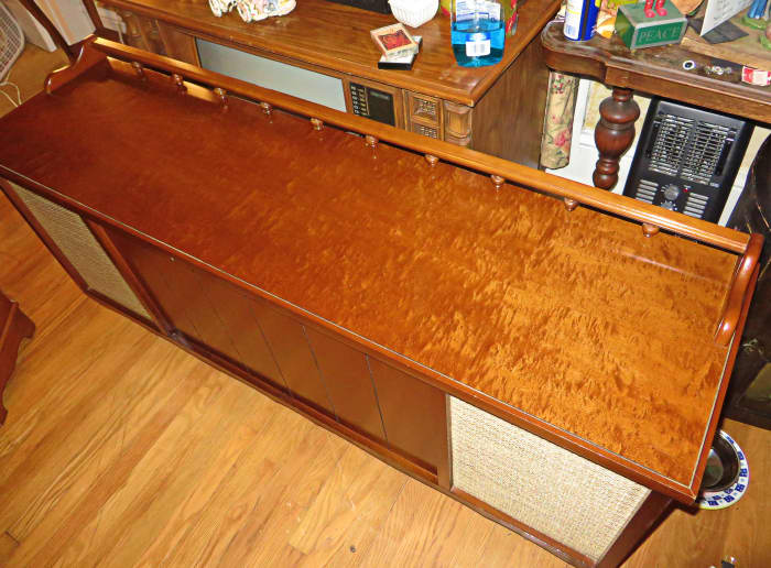 Just look at the Richness of this Wood on the Curtis Mathes Stereo 40M653. The grain of the wood is so rich and detailed, and the care that went into the hand rubbing and luster is superb.
