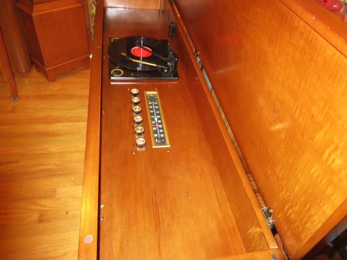 You do not see this Kind of Workmanship Anymore in the World, the Curtis Mathes Stereo 40M653 is Magical. Funny it looks bigger now than back in 2010 when I bought if from the thrift store.