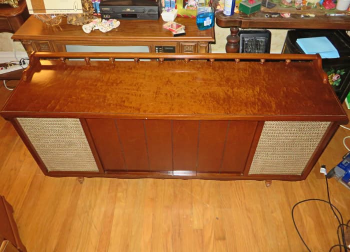 The Cabinet Workmanship of thie1961 Curtis Mathes Console Stereo, Model 40M653 is a Thing of Beauty. The hand rubbed finish and the hand selected panels of wood make each model a piece of art.