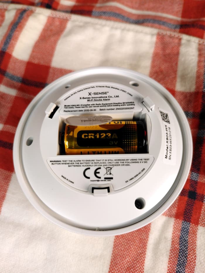A piece of plastic film must be removed from the right side of the battery before use